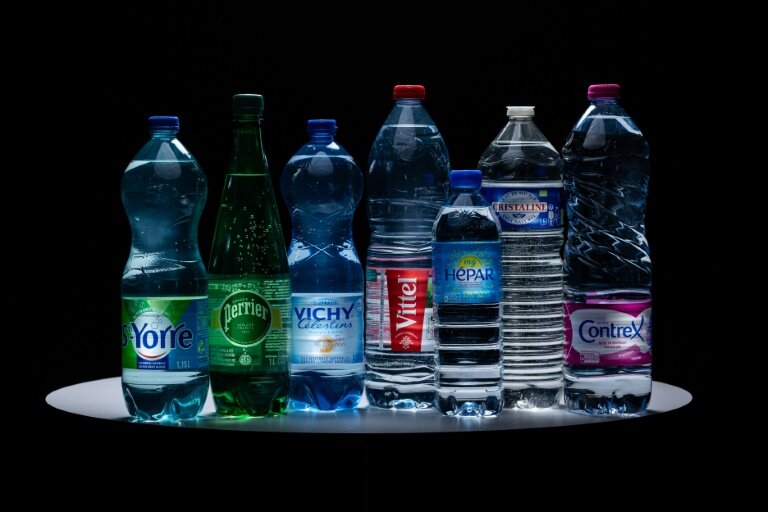 Des bouteilles d'eau de Nestlé Waters et Sources Alma, le 21 février 2024 à Paris © JOEL SAGET