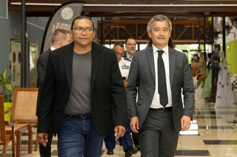 Le ministre français de la Justice, Gerald Darmanin (d), et le premier vice-président de la collectivité territoriale de Guyane, Jean-Paul Fereira (g), arrivent à Cayenne, en Guyane française, le 17 mai 2025 © Ronan LIETAR
