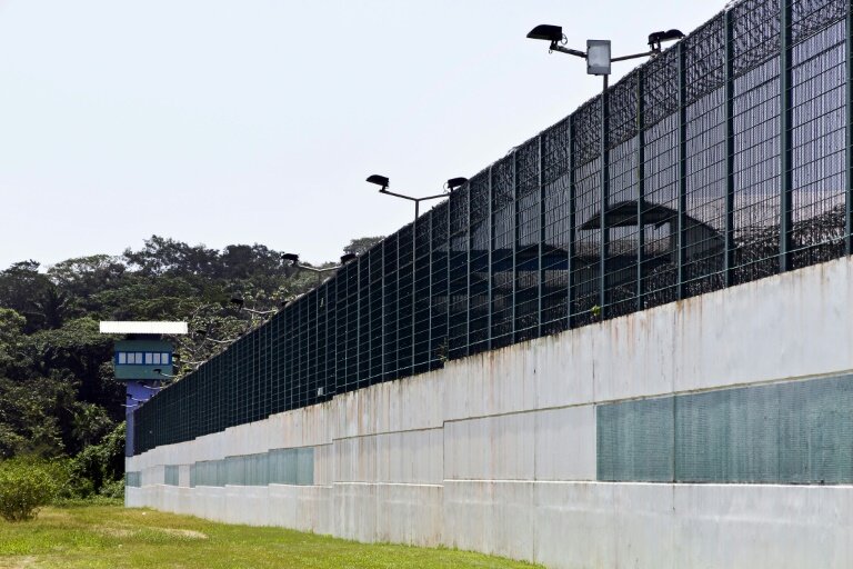 Un mur d'enceinte du centre pénitentiaire de Guyane à Cayenne, le 8 juin 2011 © JODY AMIET