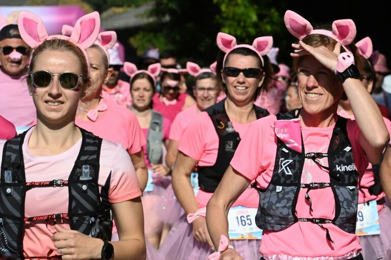 Des participantes à la course "Pig and Run" organisée à Merlevenez par la profession porcine, le 18 mai 2025 dans le Morbihan © JEAN-FRANCOIS MONIER