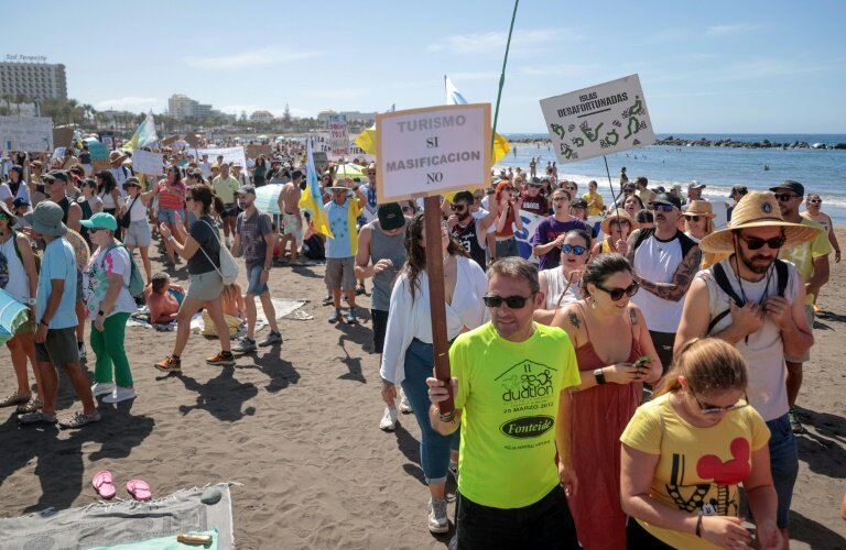 Manifestation sur la plage de Las Americas à Arona contre le tourisme de masse, sur l'île espagnole de Tenerife, aux Canaries, le 20 octobre 2024 © DESIREE MARTIN