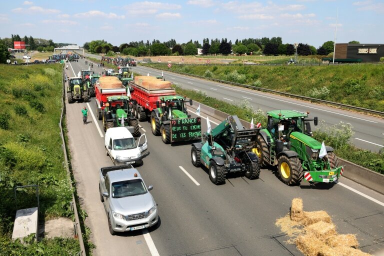 Des agriculteurs bloquent l'autoroute A1 avec des tracteurs près de Lille, pour réclamer des assouplissements le 19 mai 2025 © FRANCOIS LO PRESTI