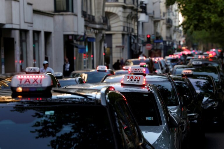 Rassemblement de taxis dans les rues de Paris,  pour protester contre les nouvelles conditions tarifaires du transport sanitaire et la concurrence des VTC, le 19 mai 2025 © GEOFFROY VAN DER HASSELT
