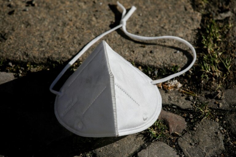 Un masque jeté dans la rue à Berlin, le 21 février 2021 © DAVID GANNON
