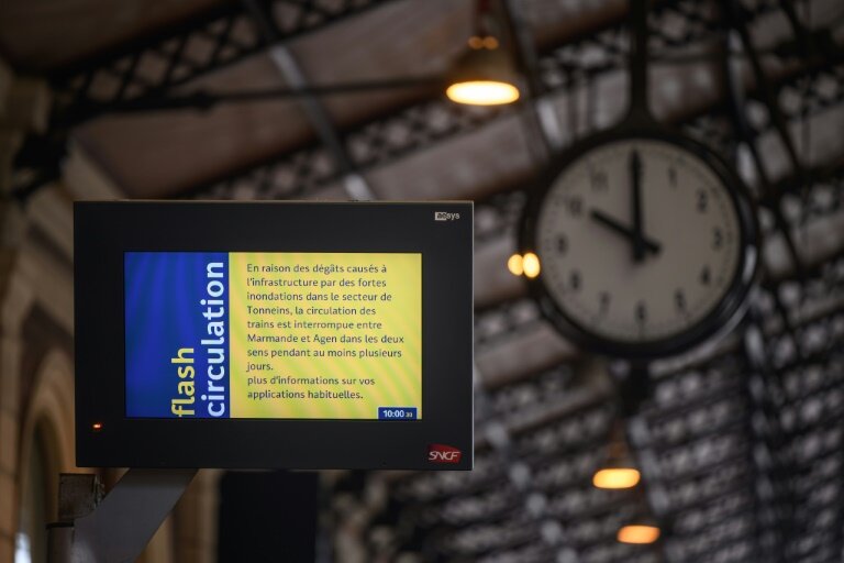 Un panneau informe les usagers de perturbations à la gare de Toulouse le 20 mai 2025 © Ed JONES