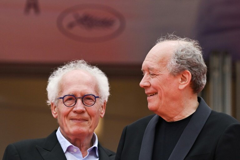 Les réalisateurs belges Jean-Pierre (g) et Luc Dardenne avant la projection du film "Jenes mères" au 78e Festival de Cannes, le 23 mai 2025 © Miguel MEDINA