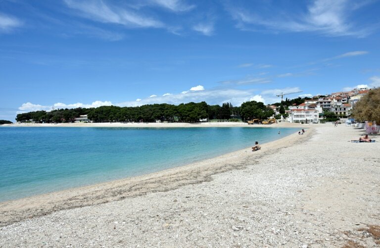 Des plages artificielles à Primosten, en Croatie, le 9 mai 2025 © ELVIS BARUKCIC