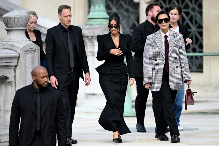 L'influenceue américaine Kim Kardashian (c) quitte le palais de justice de Paris après avoir témoigné au procès de son braquage, le 13 mars 2025 © LEO VIGNAL
