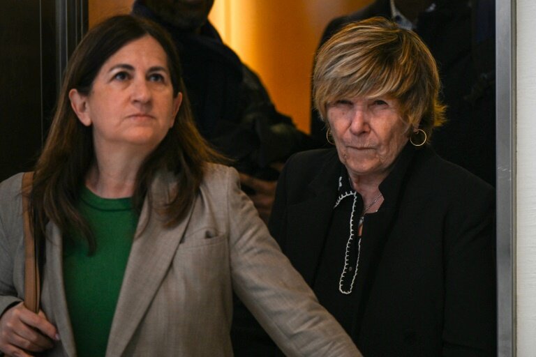 Michèle dite "Mimi" Marchand, soupçonnée de chantage à l'encontre de Karine Le Marchand, arrive au palais de justice de Paris le 26 mai 2025 pour son procès © LEO VIGNAL