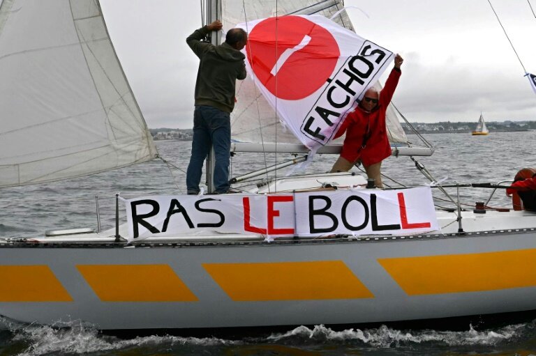 Manifestation maritime contre le milliardaire Vincent Bolloré, appelée par les collectifs "Les Soulèvements de la Terre" et "Levez les Voiles", au large de Concarneau (Finistère), le 24 mai 2025 © LOIC VENANCE