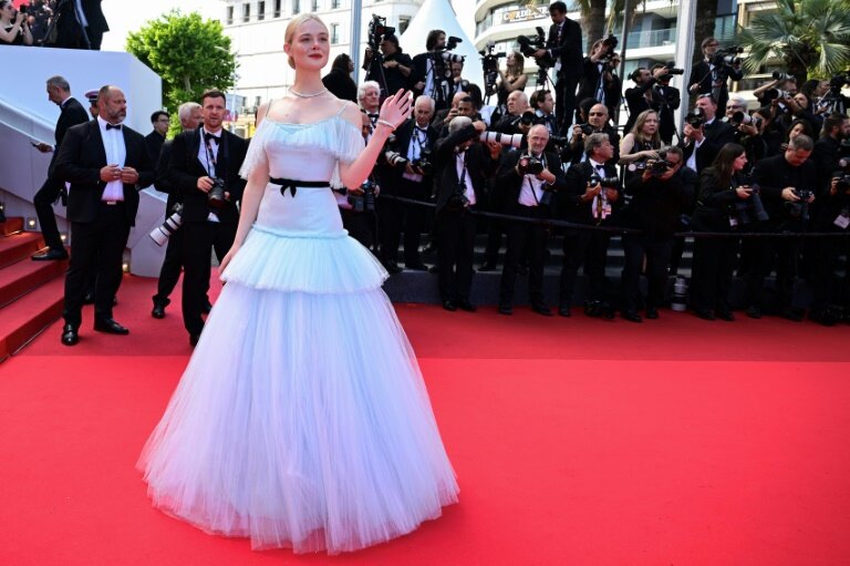 L'actrice américaine Elle Fanning, ambassadrice de la marque L'Oréal, arrive à la cérémonie de clôture du 78e Festival de Cannes, le 24 mai 2025 © Miguel MEDINA