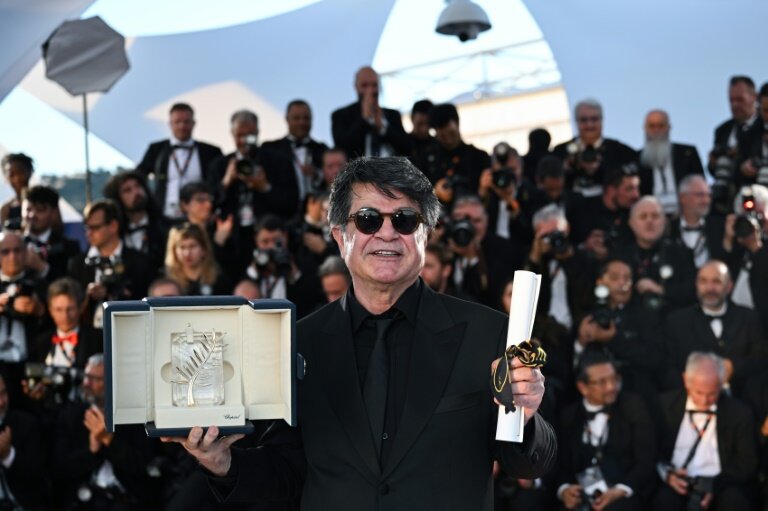 Le réalisateur iranien Jafar Panahi avec sa Palme d'or pour "Un simple accident", le 24 mai 2025 au festival de Cannes © Bertrand GUAY