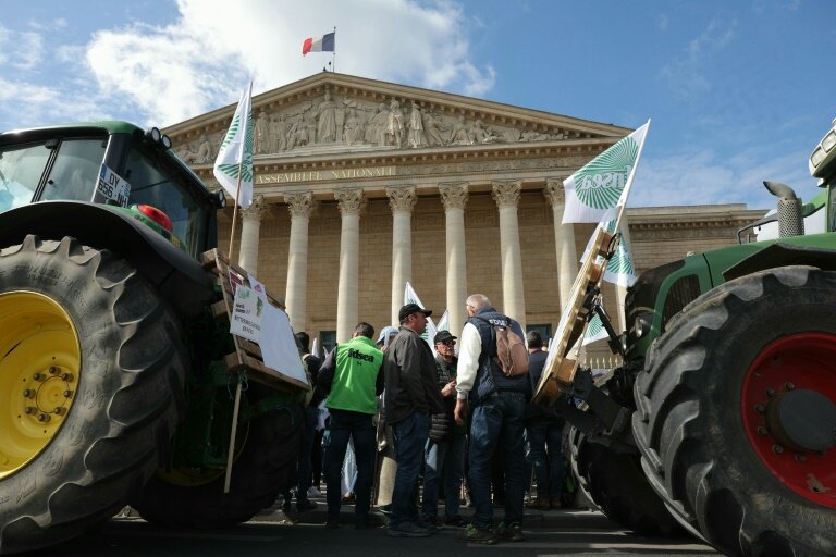 Manifestation d'agriculteurs devant l'Assemblée nationale à Paris le 26 mai 2025 © Thomas SAMSON