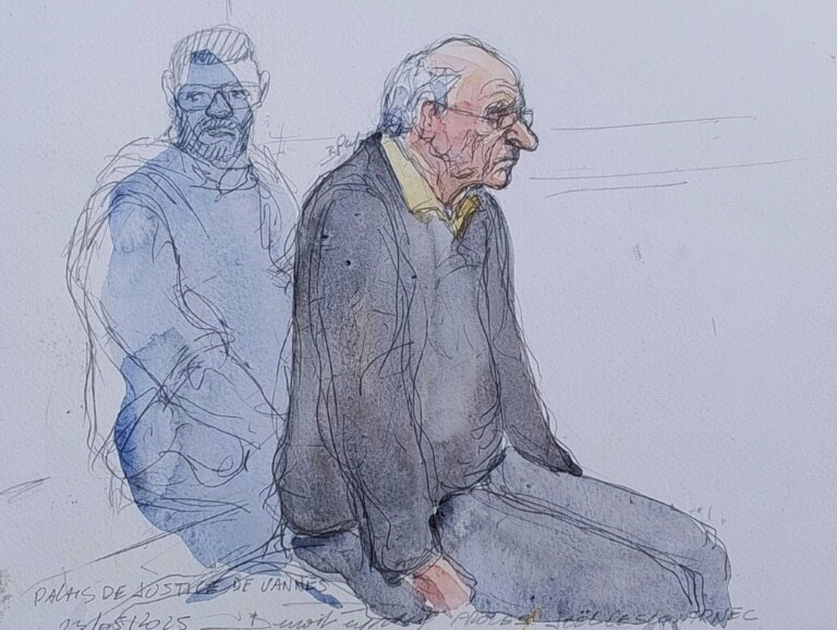Croquis d'audience représentant l'ex-chirurgien pédocriminel Joël Le Scouarnec à son procès, le 23 mai 2025 à Vannes © Benoit PEYRUCQ