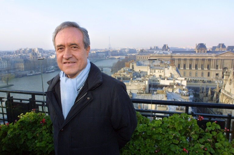 Jean Tiberi, candidat alors à sa propre succession en tant que maire de Paris,  le 16 janvier 2001 sur la terrasse d'un restaurant parisien © DANIEL JANIN