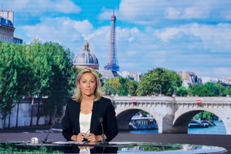 Anne-Sophie Lapix sur le plateau du journal de 20H00 France 2 le 21 avril 2022 © Ludovic MARIN