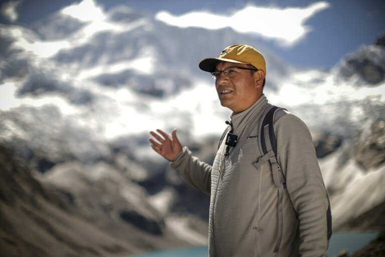 Saul Luciano Lliuya devant le lac Palcacocha, situé à 4.650 mètres d'altitude à Huaraz, dans le nord-est du Pérou, le 23 mai 2022 © Luka GONZALES