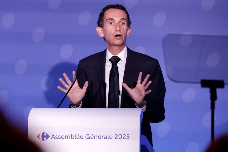 Le Pdg de Carrefour, Alexandre Bompard, s'exprime lors de l'assemblée générale des actionnaires, le 28 mai 2025 à Massy, près de Paris © STEPHANE DE SAKUTIN