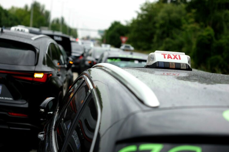L'autoroute A1, au nord de Paris, bloquée par une manifestation des taxis, le 21 mai 2025 à La Courneuve © Thomas SAMSON