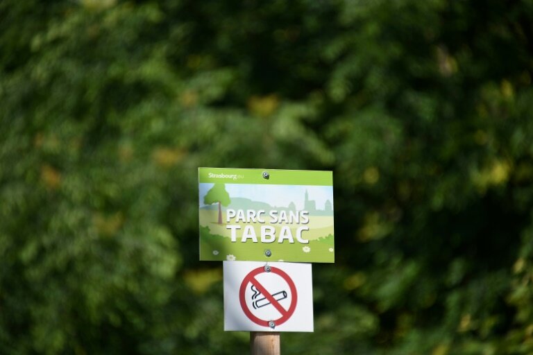 La cigarette sera interdite sur les plages, dans les parcs, et aux abords des écoles à compter du 1er juillet © SEBASTIEN BOZON