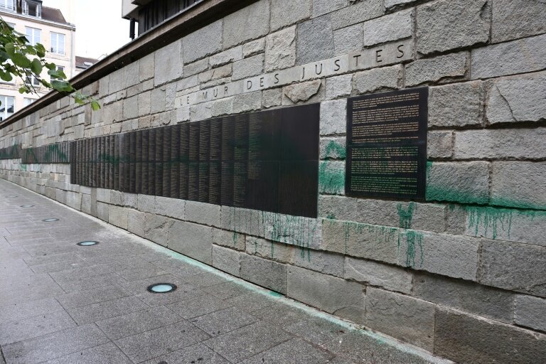 Des jets de peinture verte sur le mur des Justes au mémorial de la Shoah à Paris, le 31 mai 2025 © Thibaud MORITZ