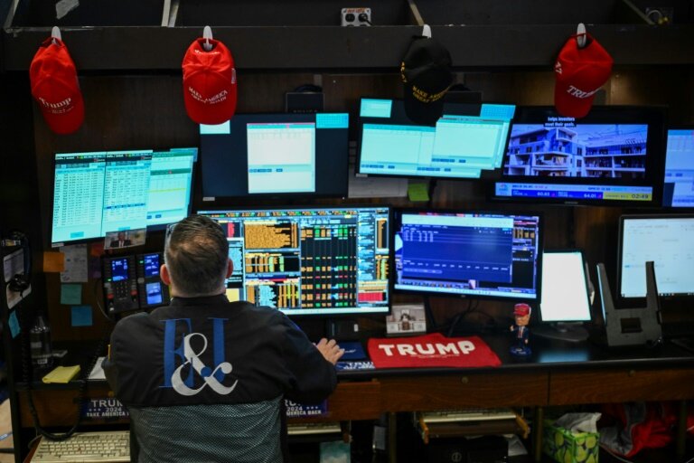 Un trader sur le parquet de la Bourse de New York (NYSE), le 30 mai 2025 © ANGELA WEISS