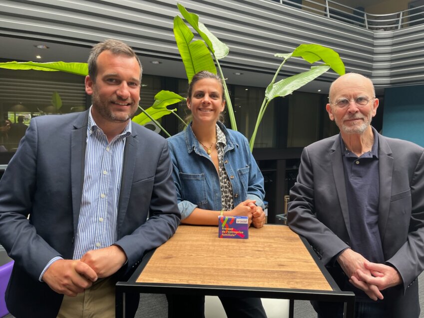 Amaury Lefort, Emilie Auvray et Alain Moy, avec la fresque de l'entreprise familiale. 