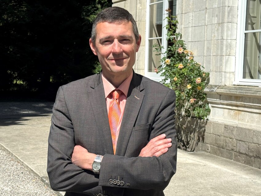 Christian Vedelago, nouveau directeur de cabinet du préfet du Pas-de-Calais dans les jardins de la préfecture à Arras.