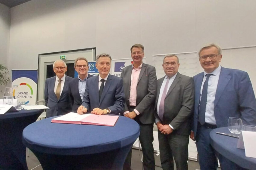 Bertrand Gaume, préfet de région, signe la charte entouré de représentants d'EDF, de la Région, du Pôle métropolitain de la Côte d'Opale et de la Communauté urbaine de Dunkerque