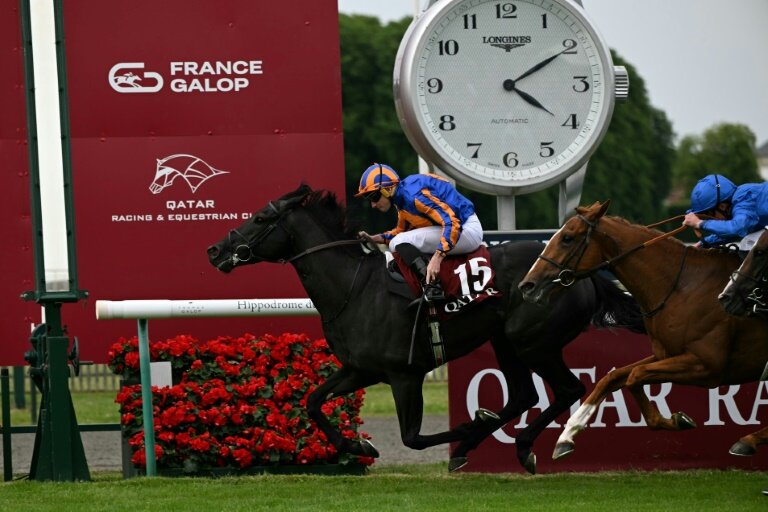Le pur-sang irlandais Camille Pissarro (g), monté par le jockey britannique Ryan Moore, remporte le 185e Prix du Jockey-Club, le 1er juin 2025 à Chantilly, dans l'Oise © Hugo MATHY