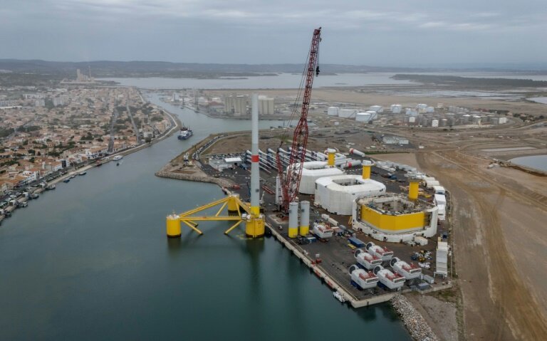 Une turbine d'éolienne flottante en construction à Port-la-Nouvelle (Aude), le 2 juin 2025 © Ed JONES