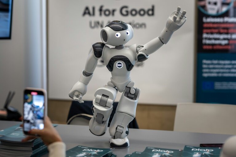 Le robot humanoïde "Nao" sur le stand de la société Aldebaran lors d'un sommet mondial à Genève, le 5 juillet 2023 © Fabrice COFFRINI