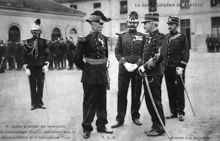Alfred Dreyfus (2e d) à l'École militaire de Paris après avoir reçu la Légion d'honneur lors d'une cérémonie marquant sa réhabilitation, le 21 juillet 1906 © -