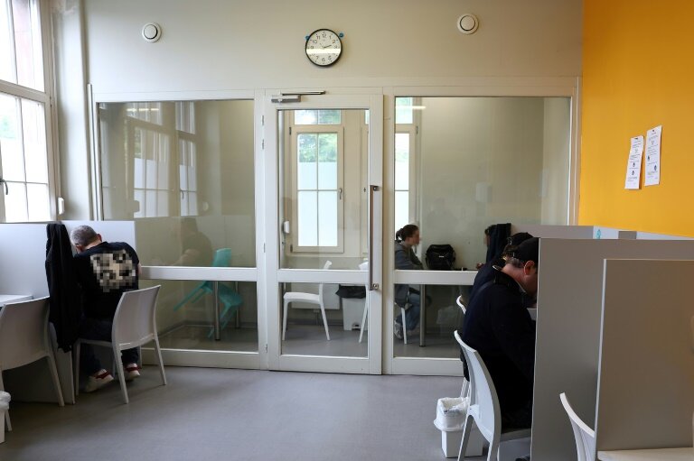 Des usagers dans la salle d'injection supervisée de drogues Argos dont s'occupe l'association Ithaque à Strasbourg, le 4 juin 2025 dans le Bas-Rhin © FREDERICK FLORIN