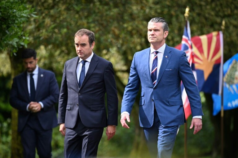 Le ministre français des Armées Sébastien Lecornu (à gauche) et le secrétaire à la Défense des Etats-Unis Pete Hegseth (à droite) au cimetière américain de Colleville-sur-mer (Calvados), le 6 juin 2025 © Lou BENOIST