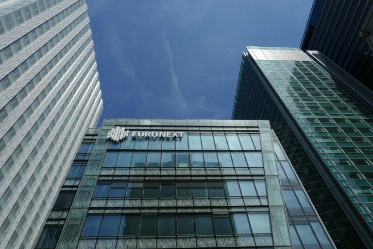 Le logo d'Euronext, qui détient notamment la Bourse de Paris, à son siège du quartier des affaires parisien de La Défense, le 10 mai 2024 © DIMITAR DILKOFF