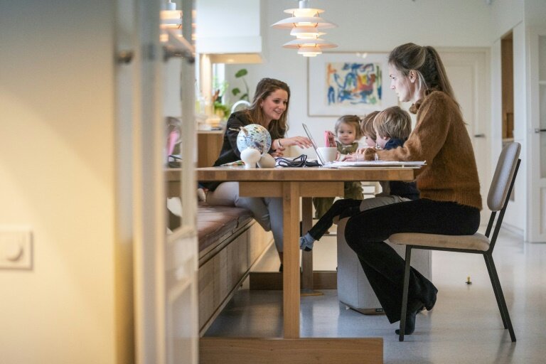 Une famille et sa baby-sitter à Breukelen aux Pays-Bas le 15 janvier 2021 © JEROEN JUMELET