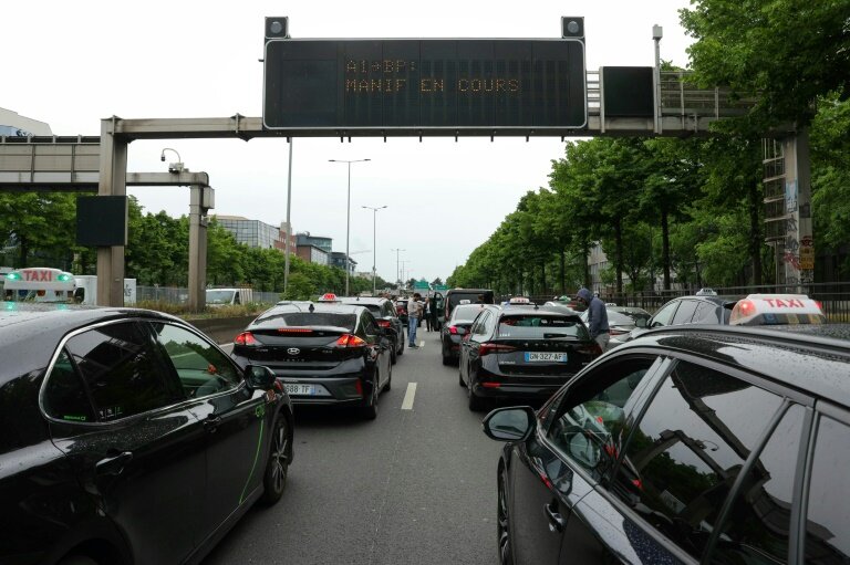 Mobilisation de chauffeurs de taxis sur l'autoroute A1, le 21 mai 2025 à Saint-Denis © Thomas SAMSON