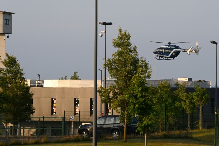 Un hélicoptère de la gendarmerie se prépare à atterrir à la prison de Condé-sur-Sarthe, en vue du transfert du trafiquant de drogue Mohamed Amra depuis l'établissement situé dans le nord de la France, tôt le 11 juin 2025, pour une comparution au Palais de Justice à Paris © JEAN-FRANCOIS MONIER