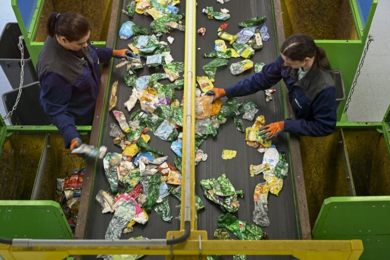 Dans le centre de surtri d'Epinal dans les Vosges, le 28 juin 2028, ultime vérification des déchets sélectionnés © Jean-Christophe VERHAEGEN