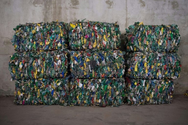 Des déchets plastiques dans un centre de tri à Fos-sur-Mer en septembre 2019 © CLEMENT MAHOUDEAU