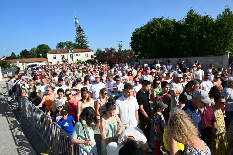 Des personnes rassemblées devant le collège Françoise Dolto participent à une marche silencieuse en hommage à la surveillante assassinée par un élève, le 13 juin 2025 à Nogent, en Haute-Marne © FRANCOIS NASCIMBENI