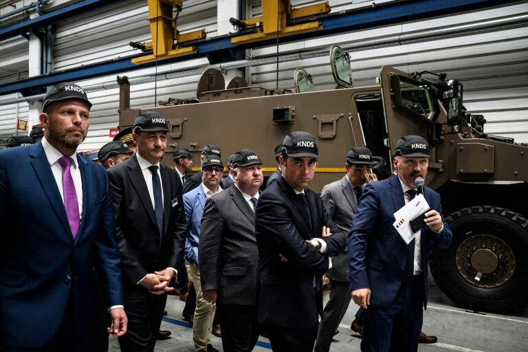 Le ministre français des Armées Sébastien Lecornu et son homologue belge Théo Francken ont annoncé jeudi un partenariat renforcé entre les deux pays en matière de fabrication d’armement terrestre, lors d’une visite du site KNDS de Roanne. © JEFF PACHOUD