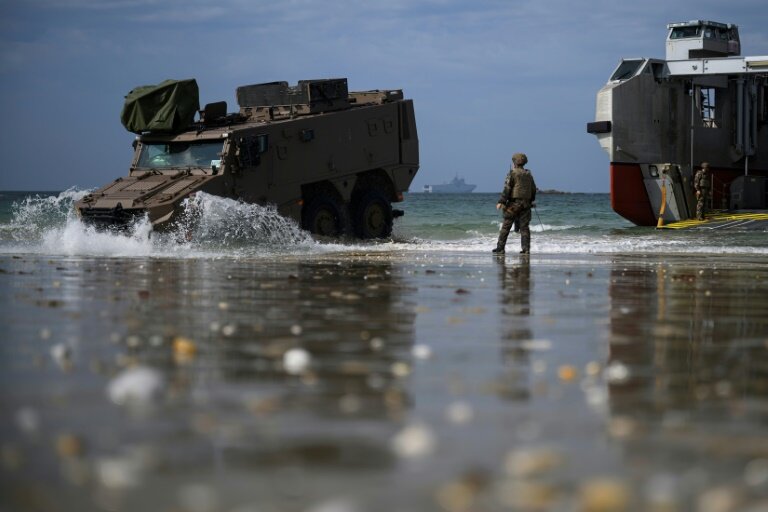 Un véhicule blindé amphibie Griffon débarque dans le cadre de l'opération POLARIS 25 à Plouhinec dans le Morbihan, dans l'ouest de la France, le 12 juin 2025 © Loic VENANCE