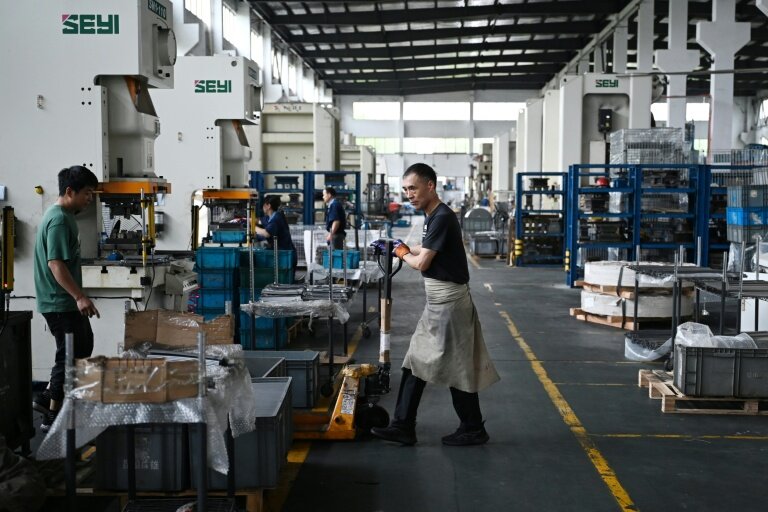 Des ouvriers dans une usine du groupe taïwanais LCM à Kunshan, dans la province orientale du Jiangsu, le 10 juin 2025 en Chine © GREG BAKER