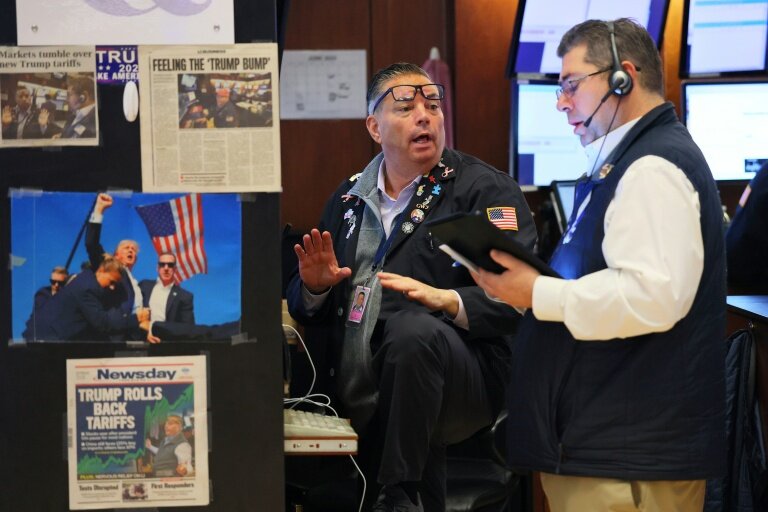 Traders sur le parquet du New York Stock Exchange le 16 juin 2025. © Michael M. Santiago