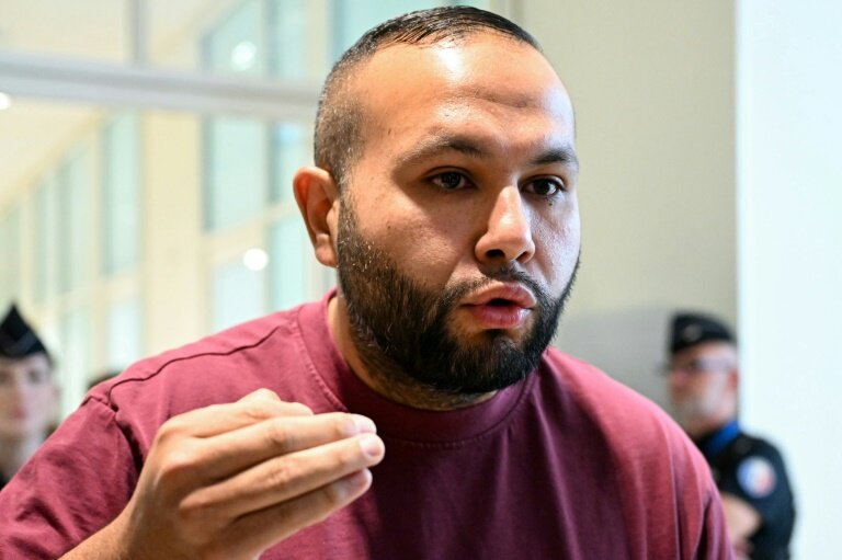 Anasse Kazib s'adressant à la presse avant l'audience le 18 juin 2025 à Paris © Bertrand GUAY