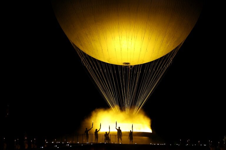 La vasque des Jeux Paralympiques de Paris 2024, avec la flamme olympique allumée, s'envole accrochée à un ballon lors de la cérémonie d'ouverture des Jeux Paralympiques de Paris-2024 au Jardin des Tuileries, à Paris, le 28 août 2024 © Franck FIFE