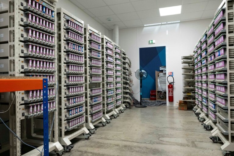 Des cellules de batterie de seconde vie sont testées à l'usine VoltR, à Verrières-en-Anjou, le 10 juin 2025 en Maine-et-Loire © Sebastien Salom-Gomis