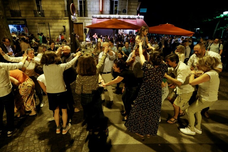 Des personnes dansent dans une rue de Paris pendant la fête de la musique, le 21 juin 2025 © Ludovic MARIN
